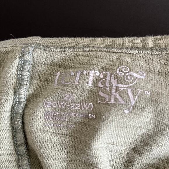 Women’s Top Lot of 2 Black Long Sleeve Green Short Sleeve Casual Comfort Staple - Picture 8 of 11